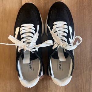 Steve Madden Black and White Athletic Shoes with Classic Design - size 8